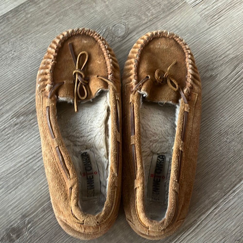 Minnetonka Fuzzy Cozy slippers! - Picture 1 of 4